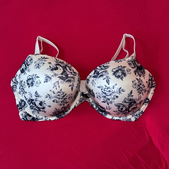 Victoria's Secret Body By Victoria Push-up Bra Size 40DDD NWOT - Picture 2 of 6